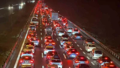 Ramazan Bayramı tatilinin sona ermesiyle birlikte dönüş yoluna geçen vatandaşlar,