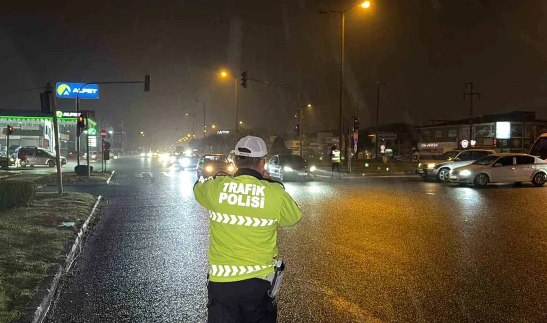 Düzce’de otoyollarda oluşan bayram yoğunluğundan kaçan sürücüler şehir içi trafiğini