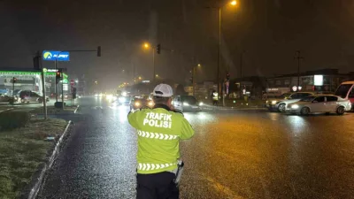 Düzce’de otoyollarda oluşan bayram yoğunluğundan kaçan sürücüler şehir içi trafiğini