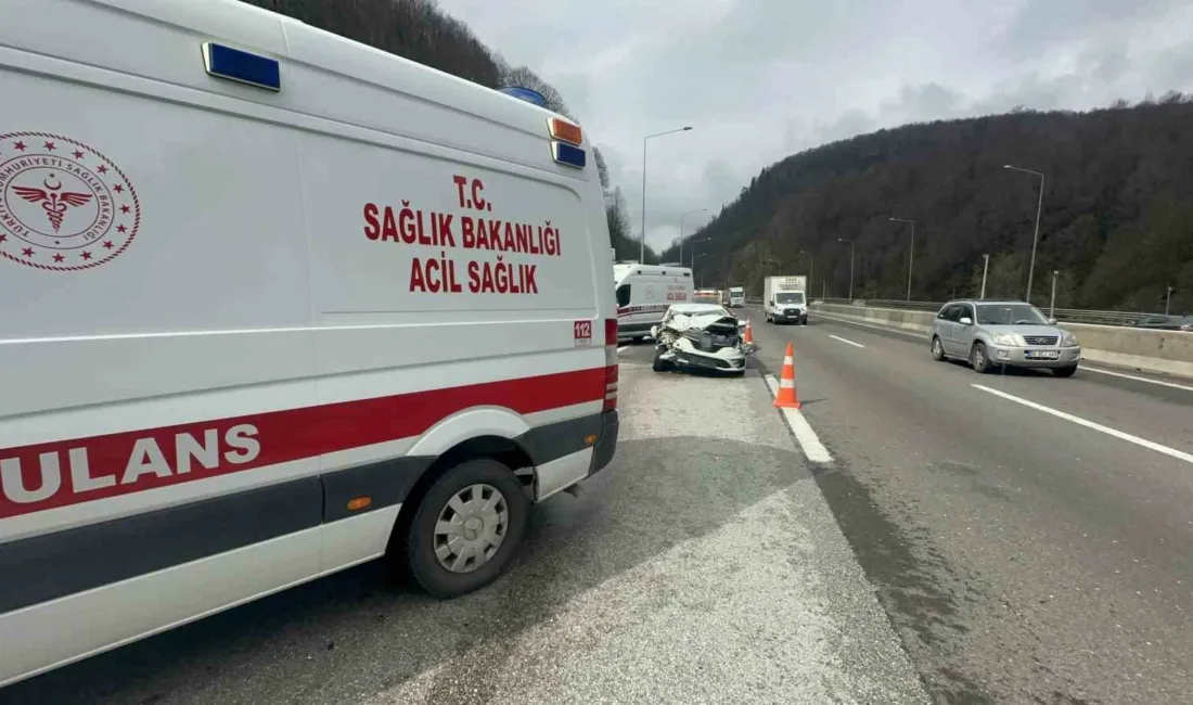 TEM Otoyolu’nun Bolu Dağı geçişinde otomobil ile kamyonetin çarpıştığı trafik