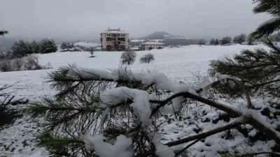 Bolu’da Ramazan Bayramı’nın birinci gününde etkili olan kar yağışı, kent