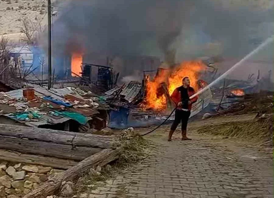 Bolu’nun Gerede İlçesinde 3 yapı alevlere teslim oldu. İtfaiye ekiplerinin