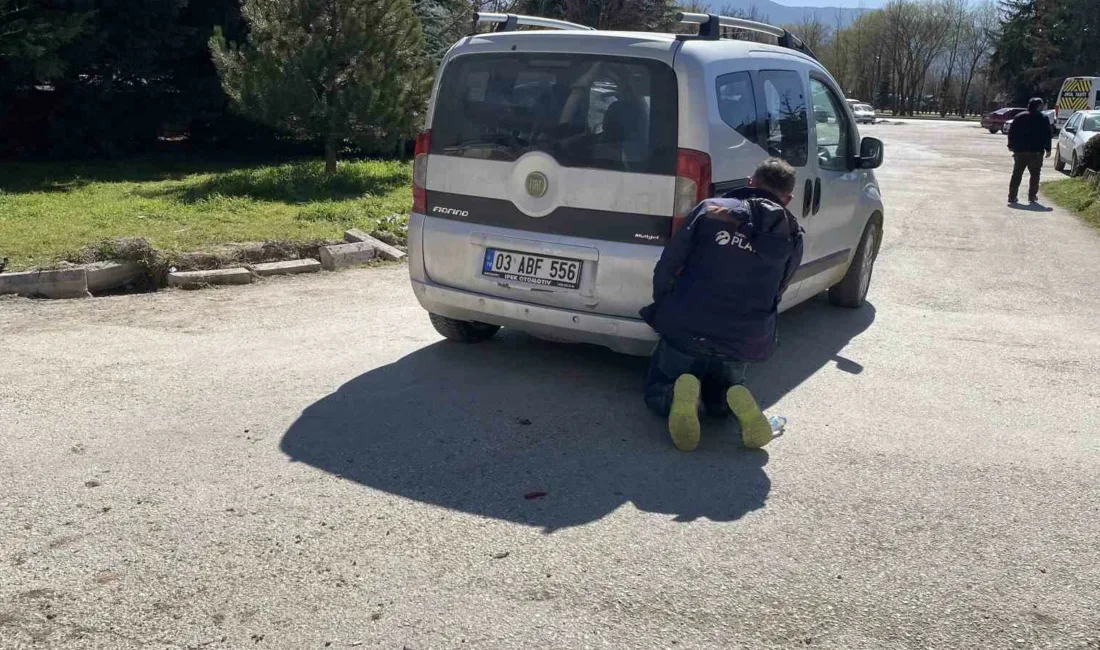 Bolu’da iki sokağın kesişitiği noktada hafif ticari araç ile motosikletin