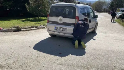Bolu’da iki sokağın kesişitiği noktada hafif ticari araç ile motosikletin