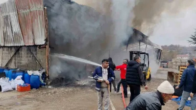 Bolu’da bir inşaat deposunda çıkan yangın, itfaiye ekipleri ve vatandaşların