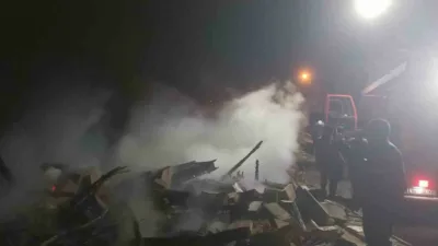 Bolu’nun Mudurnu ilçesinde tavuk kümesinin bakıcı evi alevlere teslim oldu.