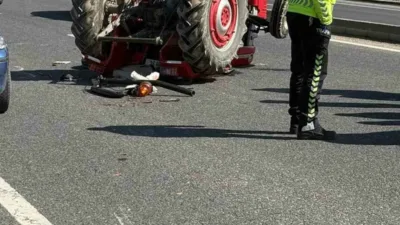 Bolu’da D-100 kara yolunda kontrolden çıkarak devrilen ahşap elektrik direği