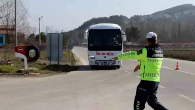 Bolu İl Jandarma Komutanlığı ekipleri, vatandaşların güvenli seyahat etmesini sağlamak
