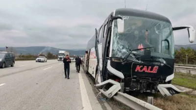Anadolu Otoyolu’nun Bolu geçişinde tırla çarpışan yolcu otobüsü refüje savruldu.