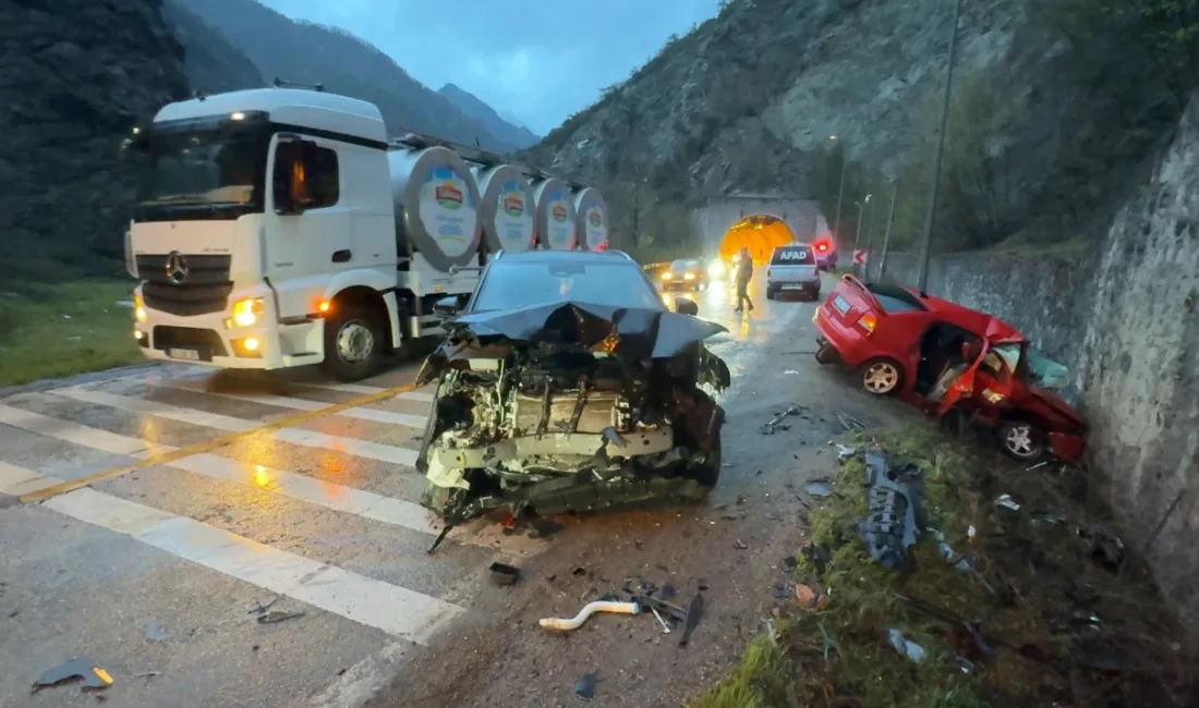 Karabük’te 19 Mart’ta iki otomobilin çarpışması sonucu meydana gelen trafik