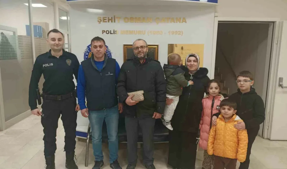 Düzce’de sokakta bulduğu ve içinde yüklü miktarda para olan çantayı