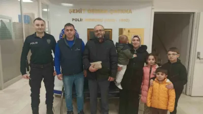 Düzce’de sokakta bulduğu ve içinde yüklü miktarda para olan çantayı