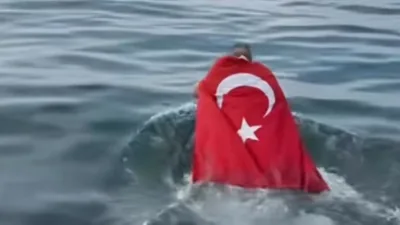 Zonguldak’ta Erkan Koca isimli adam 18 Mart Çanakkale Zaferi gününü
