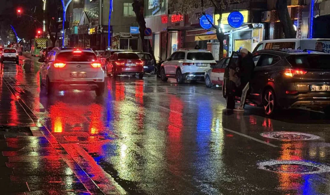 Kocaeli’nin İzmit ilçesinde çıkan kavgada 2 şüpheli, bir kişiyi tekme