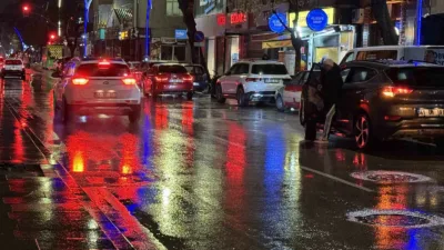 Kocaeli’nin İzmit ilçesinde çıkan kavgada 2 şüpheli, bir kişiyi tekme