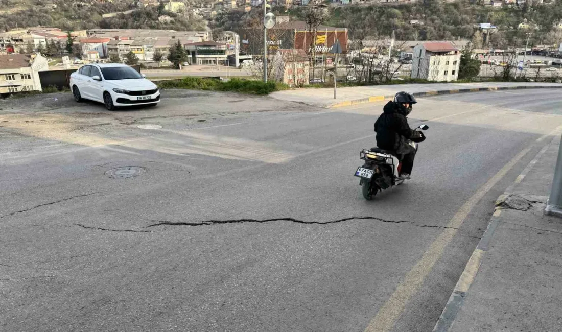 Karabük’te bir inşaat sahasının üst kısmında bulunan yolda çatlaklar oluştu.