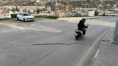 Karabük’te bir inşaat sahasının üst kısmında bulunan yolda çatlaklar oluştu.