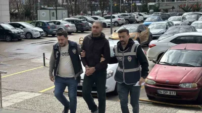 Bolu’da çaldığı kırmızı renkli kamyonla eski kız arkadaşının evine giderek