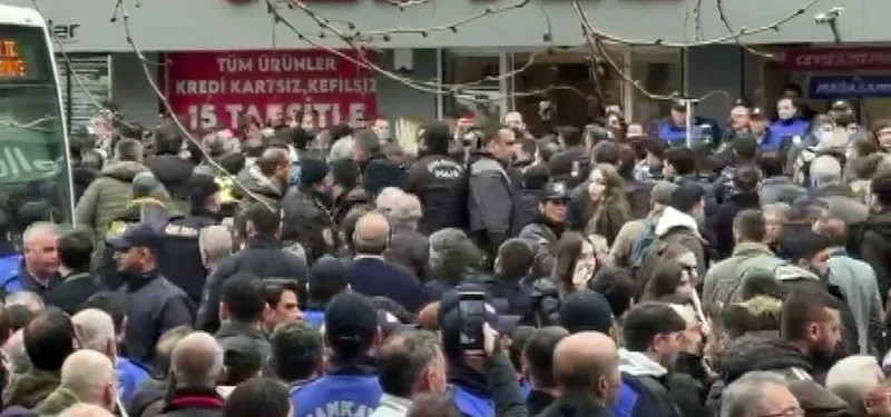 Çankaya Belediye Başkanı Hüseyin Can Güner’in, belediye binası önünde yaptığı
