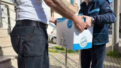 Çayırova’da belediye ekiplerince hazırlanan gıda kolileri ramazan ayı dolayısıyla ihtiyaç
