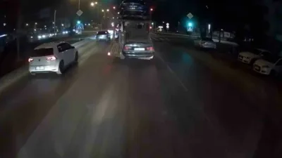 100 kara yolunda trafik ışıklarında duran bir oto kurtarıcı, hareket