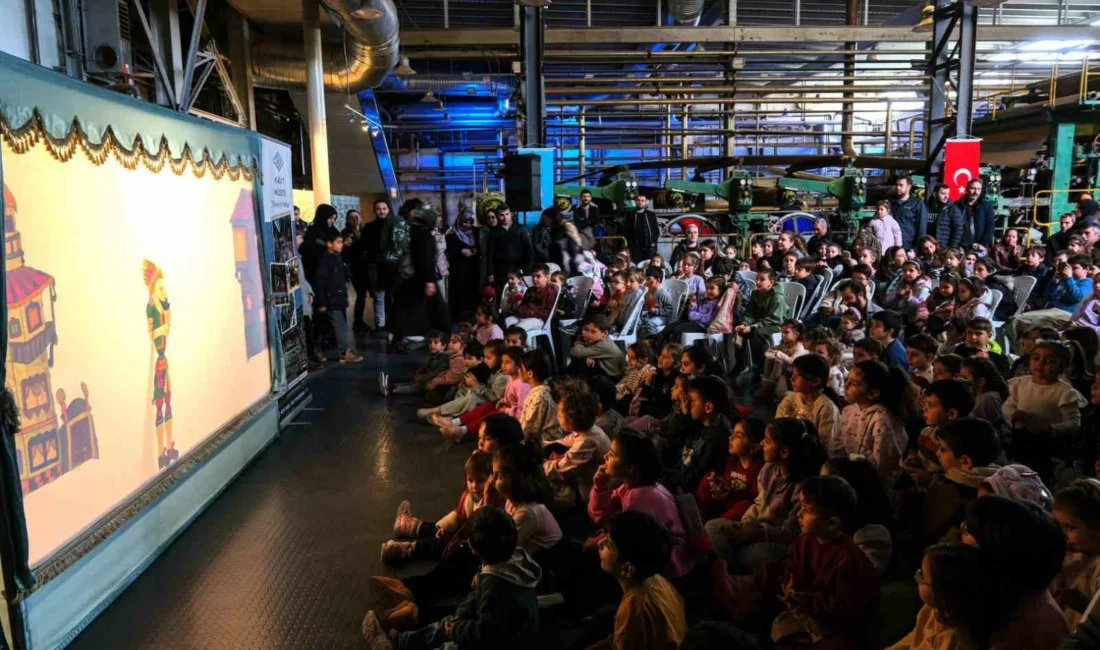 SEKA Kağıt Müzesi’nde Ramazan buluşmaları kapsamında düzenlenen programda sahnelenen Karagöz