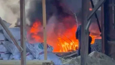 Karabük’ün Safranbolu ilçesinde çöp konteynerlerinde çıkan yangın, dükkanlara sıçramadan söndürüldü.