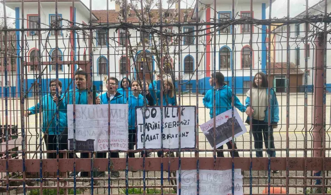 Ankara’nın Çankaya ilçesinde devir kararı verilen Mimar Kemal Ortaokulu öğrenci