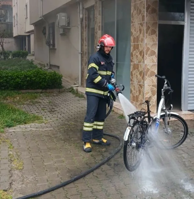 Zonguldak’ın Devrek ilçesinde bir evin altındaki garaja park edilen elektrikli