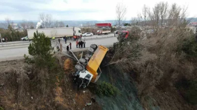 Kastamonu’da sürücüsünün direksiyon başında fenalaştığı hafriyat kamyonu şarampole devrildi. Kazada