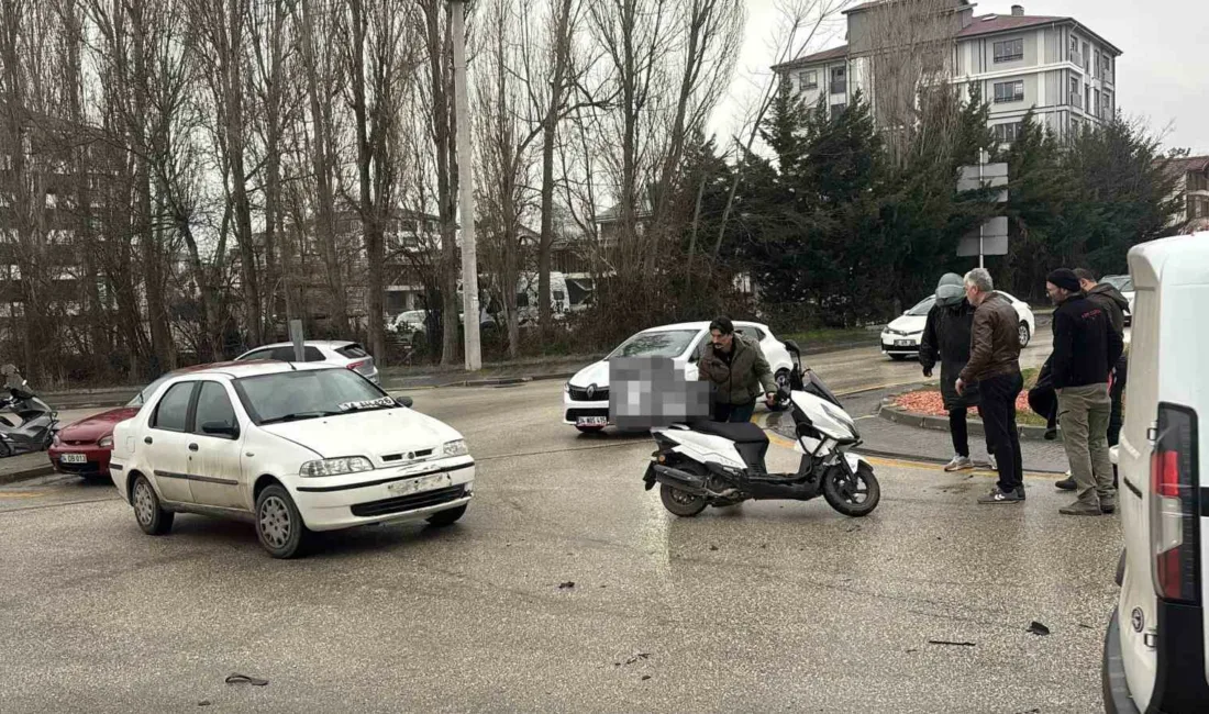Bolu’da yağmur yağışı sebebiyle kayganlaşan yolda motosiklet ile otomobil çarpıştı.