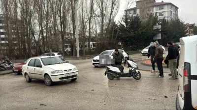 Bolu’da yağmur yağışı sebebiyle kayganlaşan yolda motosiklet ile otomobil çarpıştı.