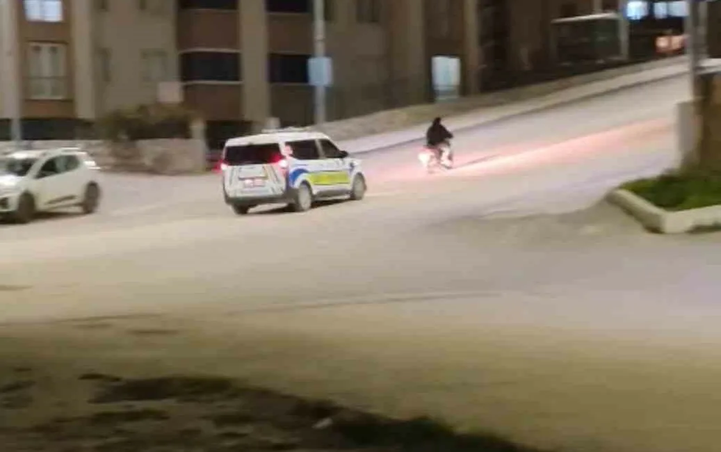 Karabük’te ’dur’ ihtarına uymayarak trafik polislerinden kaçan motosikletli, cep telefonu