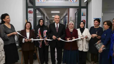 Düzce Belediye Başkanı Dr. Faruk Özlü, BELMEK Resim branşı kursiyerleri