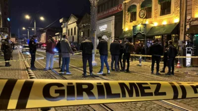 Kocaeli’nin İzmit ilçesinde gece saatlerinde bir eğlence mekanına düzenlenen silahlı
