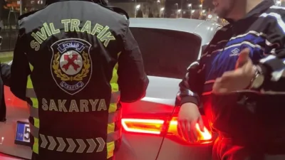 Sakarya’nın Serdivan ilçesinde sivil trafik şube ekiplerince gerçekleştirilen denetimlerde kurallara