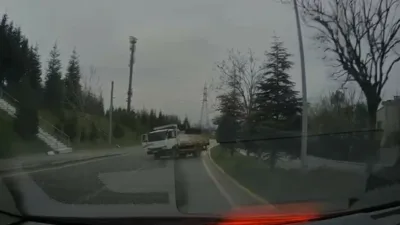 Kocaeli’nin İzmit ilçesinde geri kayarak takla atan ve refüjdeki 3