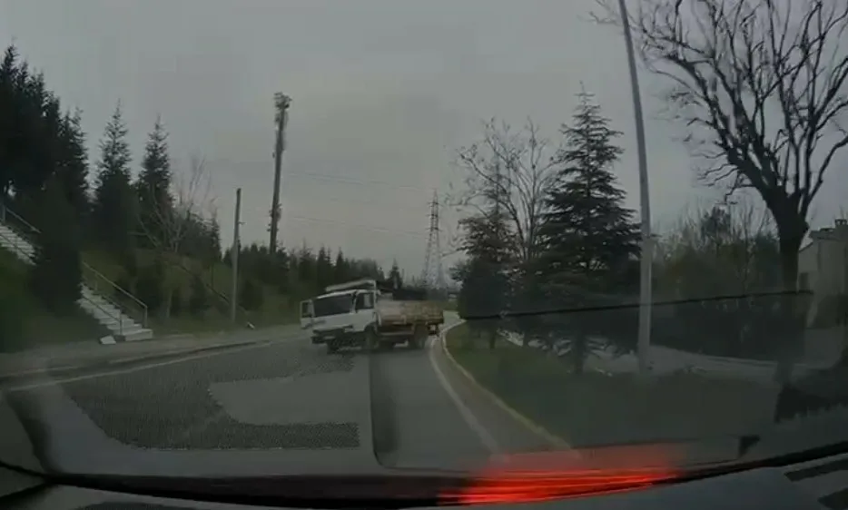 Kocaeli’nin İzmit ilçesinde geri kayarak takla atan ve refüjdeki 3
