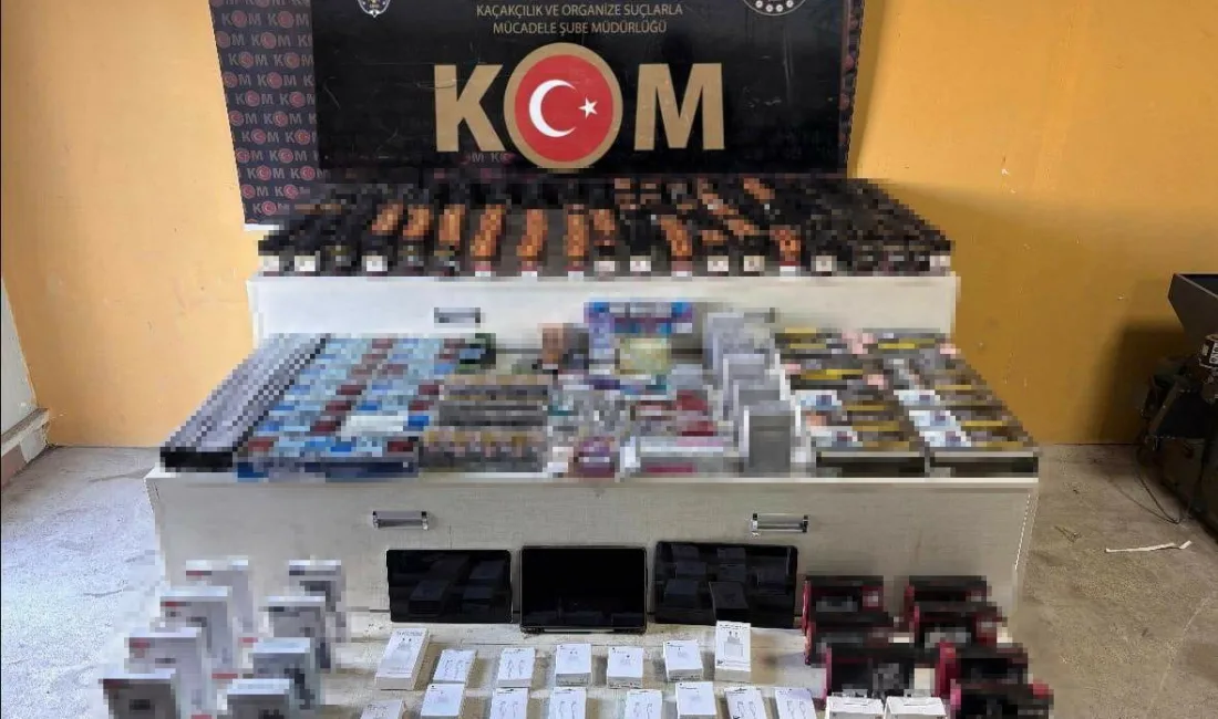 Sakarya’nın Serdivan ilçesinde polis ekiplerince yapılan kaçakçılık operasyonunda 3 şüpheli