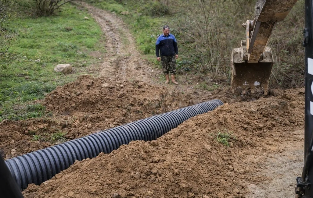 DÜZCE(İHA) – Akçakoca Esmahanım Köyü’nde içme suyu hattındaki arıza giderilirken,