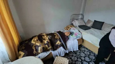 Zonguldak’ta yatağa mahkum olan ve komşularının yardımıyla hayata tutunmaya çalışan