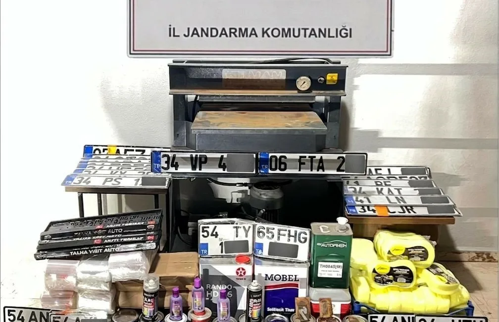 Sakarya’da jandarma ekiplerince düzenlenen operasyonda, sahte plaka basımı yaparak para