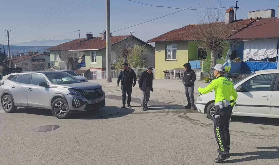 Karabük’te iki otomobilin çarpışması sonucu meydana gelen kazada 3 kişi