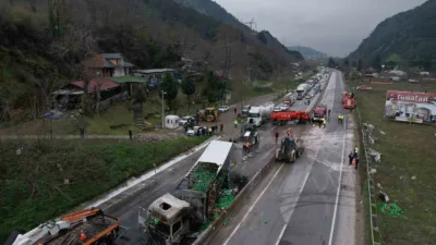 D-650 kara yolu Sakarya geçişinde çarpışan iki tırdan biri alev