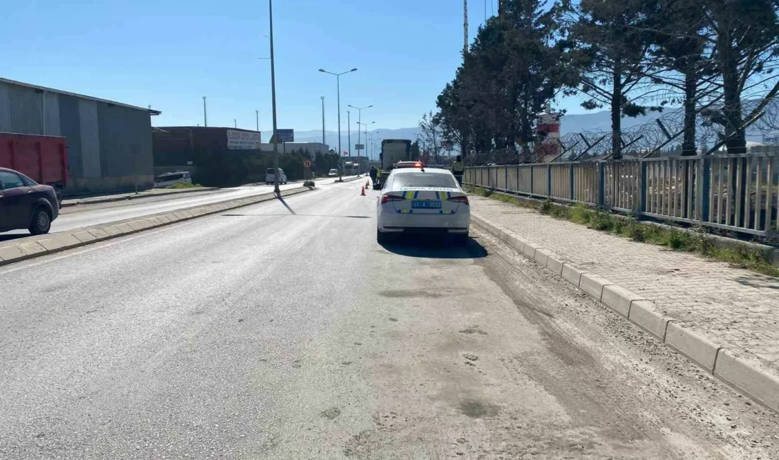 Kocaeli’nin Körfez ilçesinde iki tırın arasında sıkışan sürücü hayatını kaybetti.
