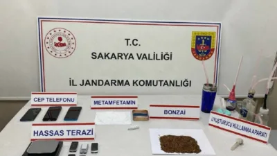 Sakarya’nın Akyazı ilçesinde jandarma ekiplerince gerçekleştirilen uyuşturucu operasyonunda gözaltına alınan