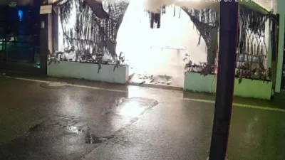 Kocaeli’nin İzmit ilçesinde kimliği belirsiz şüpheli, bir kafeyi ateşe verip