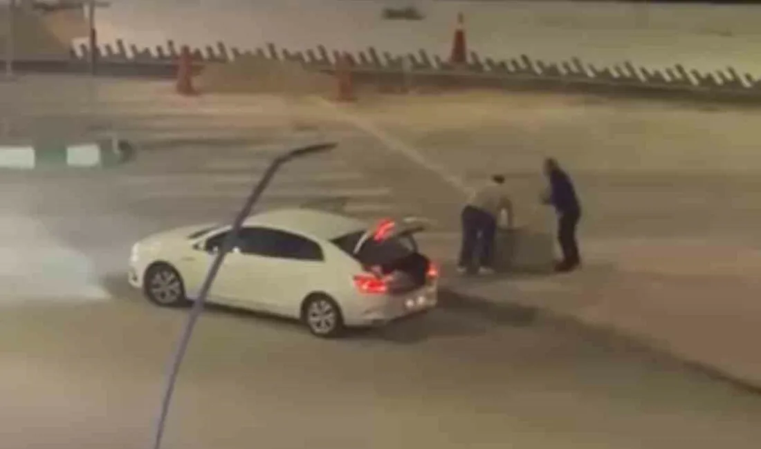 Karabük’te yenileme çalışmaları kapsamında refüje bırakılan kaldırım taşlarını otomobilin bagajına