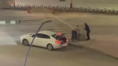 Karabük’te yenileme çalışmaları kapsamında refüje bırakılan kaldırım taşlarını otomobilin bagajına