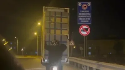 Düzce(İHA) – Karayolunda kanepeyi motosikletle taşıyan iki kafadarın görüntüsü ilgi